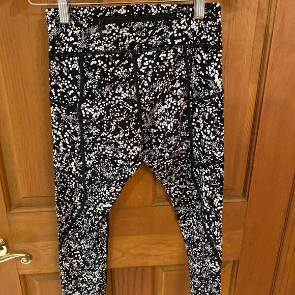 Cropped Lululemon Leggings with Pockets - Picture 4 of 5